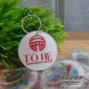 Móc khóa mica ép nhiệt, chất lượng cao, được thiết kế riêng theo yêu cầu của khách hàng. Dùng quảng cáo thương hiệu, làm quà tặng khách hàng, phù hợp cho các sự kiện và chương trình khuyến mãi.