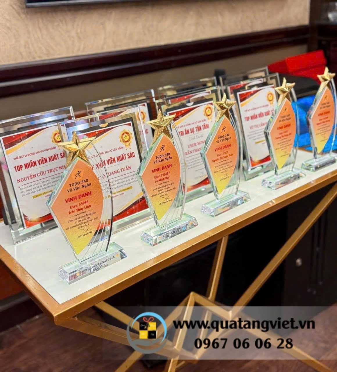 cúp vinh danh nhân viên