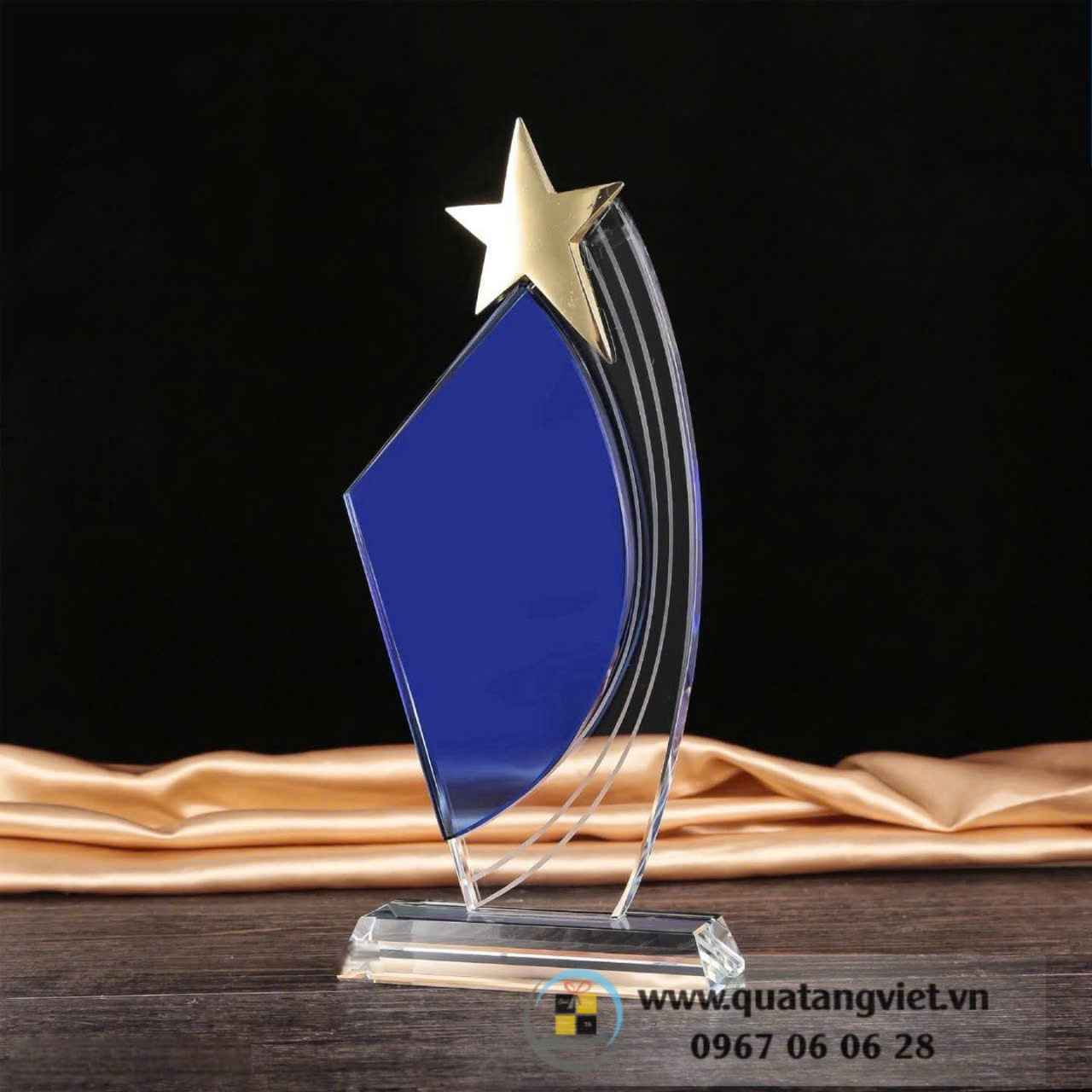 cup vinh danh nhân viên