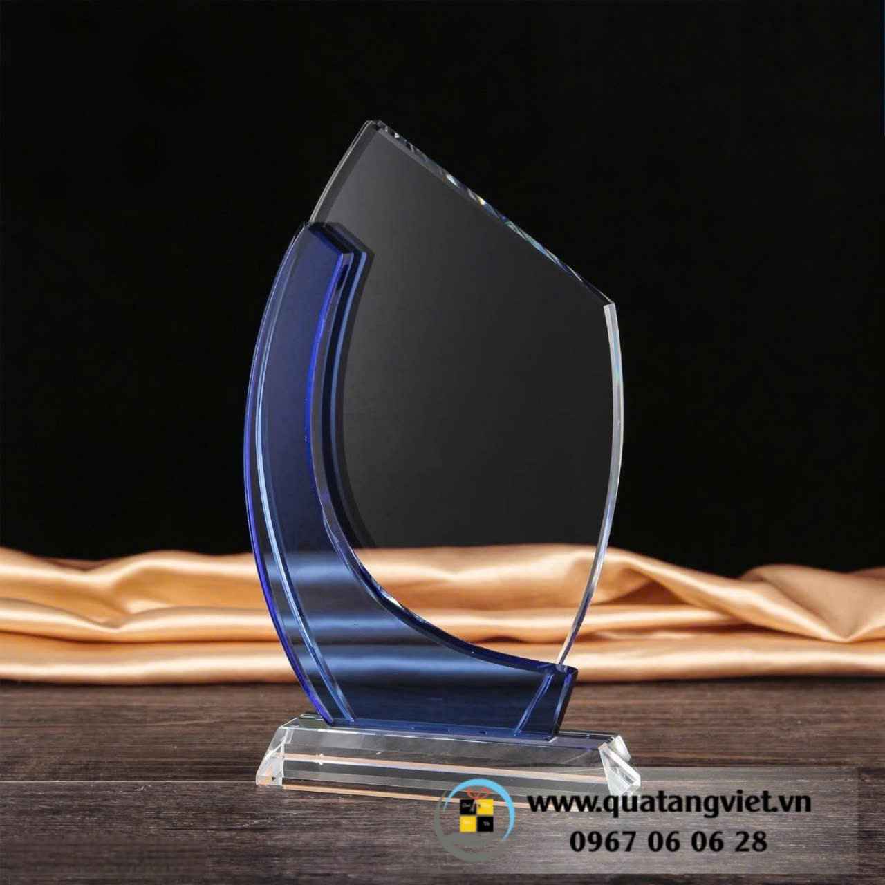 cúp vinh danh nhân viên